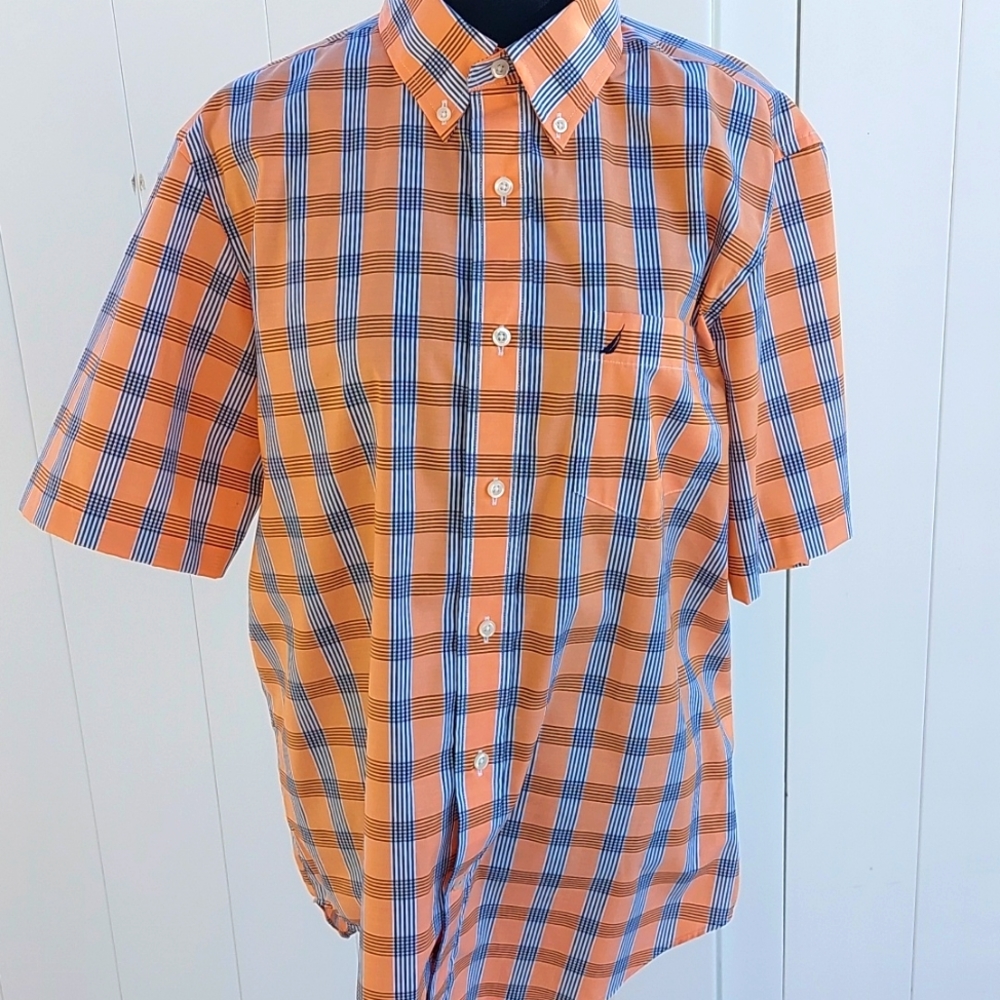Nautica Men's Medium Wrinkle Resistant Button Down Shirt